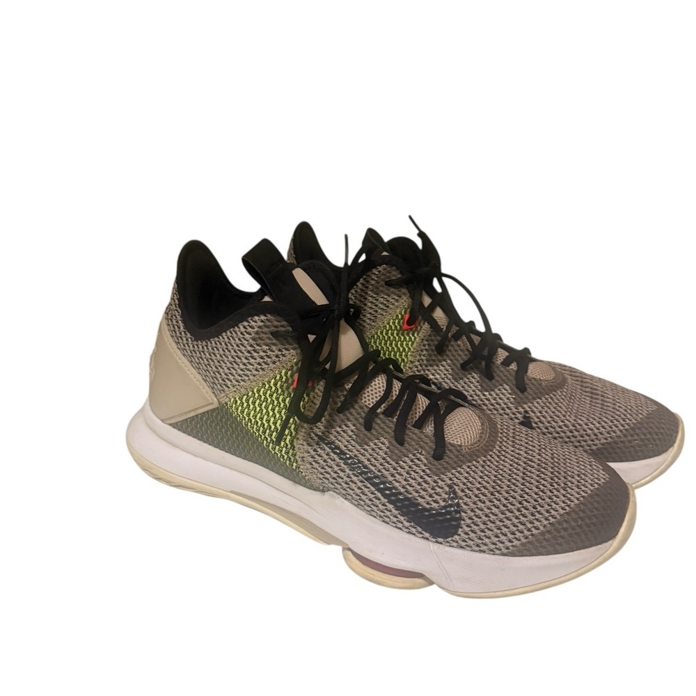 Nike LeBron Witness 4 EP is a lightweight basketball sneaker balancing